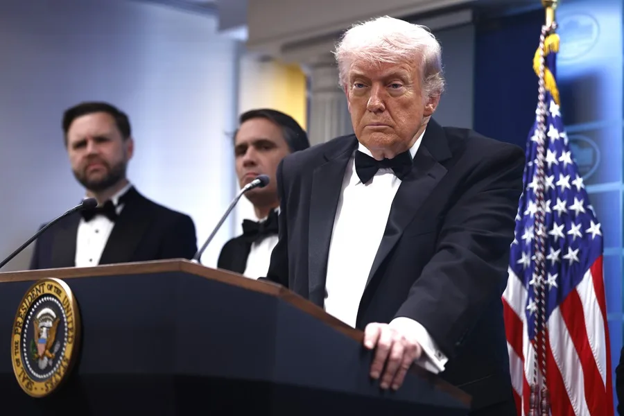 El Servicio Secreto de EE.UU. evacúa a Trump de la cena de corresponsales tras aparentes disparos