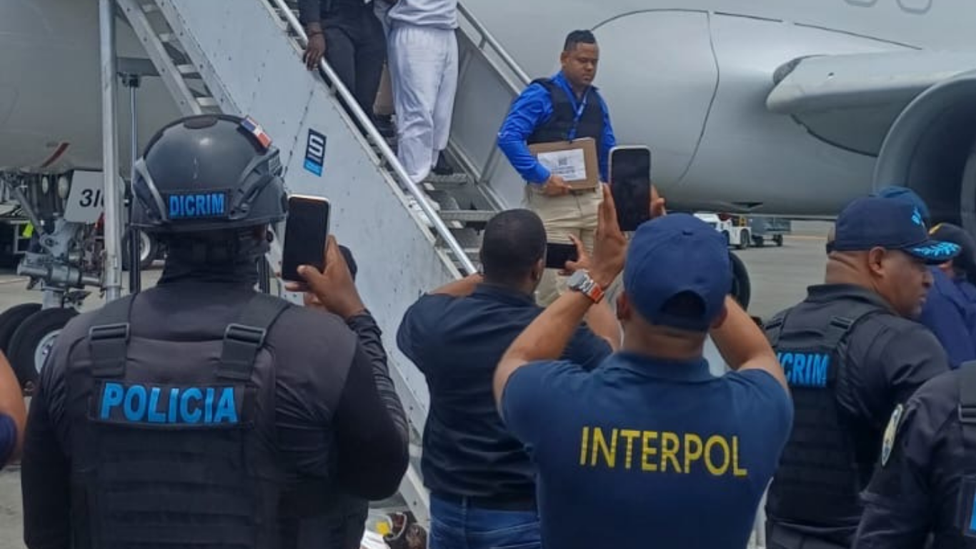 Policía Nacional recibe en extradición a peligroso delincuente vinculado a homicidios, atracos y porte ilegal de armas Policía Nacional recibe en extradición a peligroso delincuente vinculado a homicidios, atracos y porte ilegal de armas