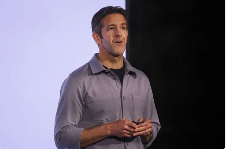 Quién es John Ternus, el ingeniero que asumirá las riendas de Apple tras la era de Tim Cook