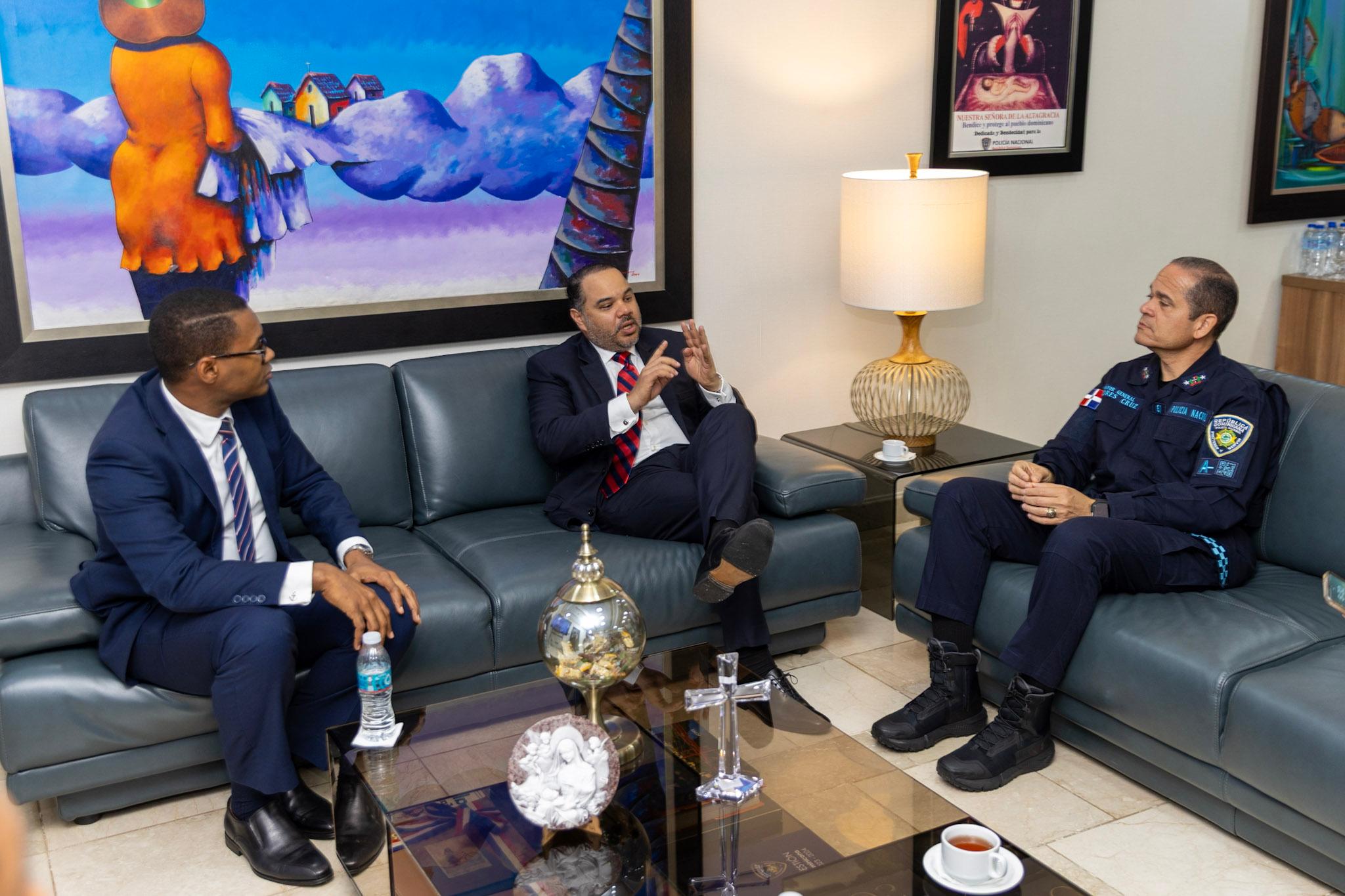 Defensor del Pueblo y Policía Nacional fortalecen vínculos para garantizar derechos