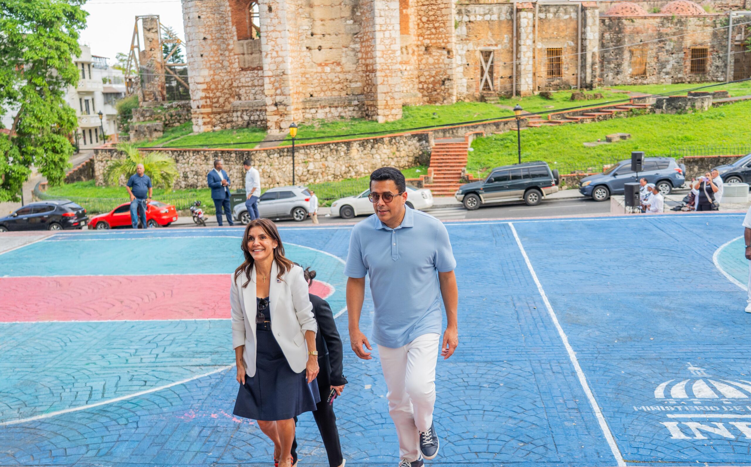 Ministro de Turismo y embajadora de los Estados Unidos recorren la Ciudad Colonial