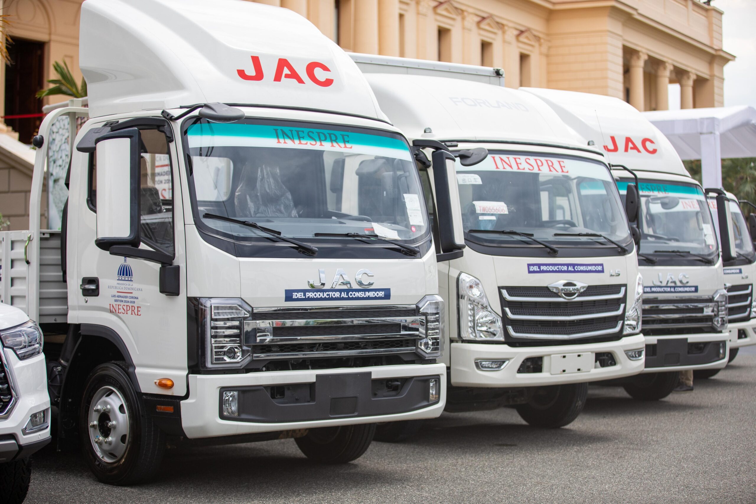 Presidente Abinader entrega 25 de 60 vehículos al INESPRE, a través del MAPRE, para fortalecer su capacidad operativa y ampliar distribución de alimentos a precios asequibles en todo el territorio nacional