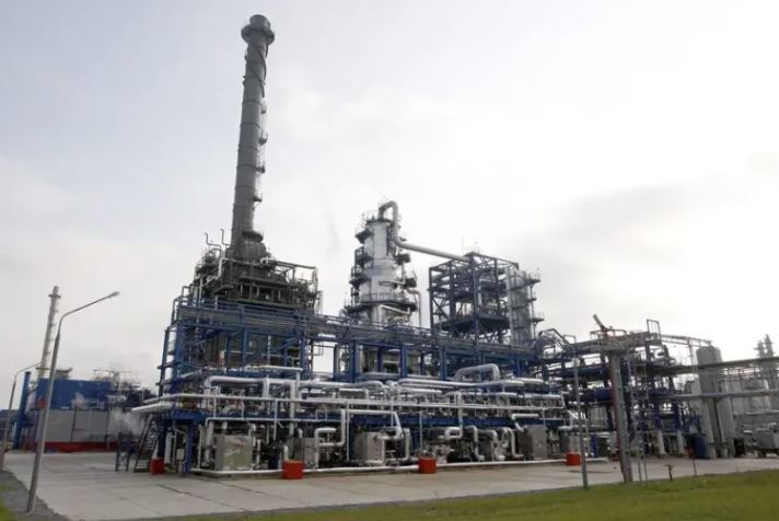 El brent baja más del 1 %, hasta los 94,3 dólares, pendiente de las negociaciones entre Irán y EE.UU.