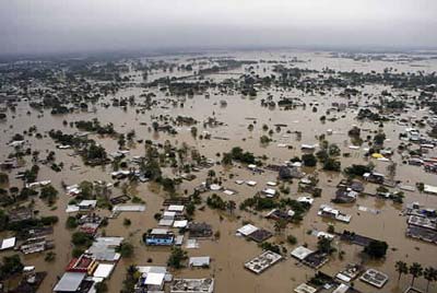 COE reporta 725 desplazados y 12 comunidades incomunicadas por lluvias asociadas a vaguada