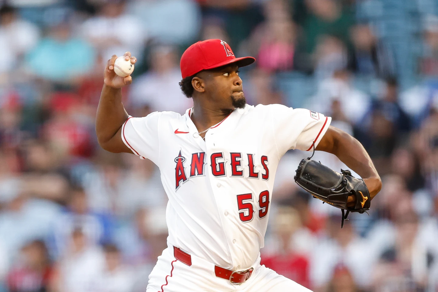 Soriano llevó a los Angels a la victoria sobre Sale y los Braves por 6-2, con la ayuda de jonrones de Neto y Adell.