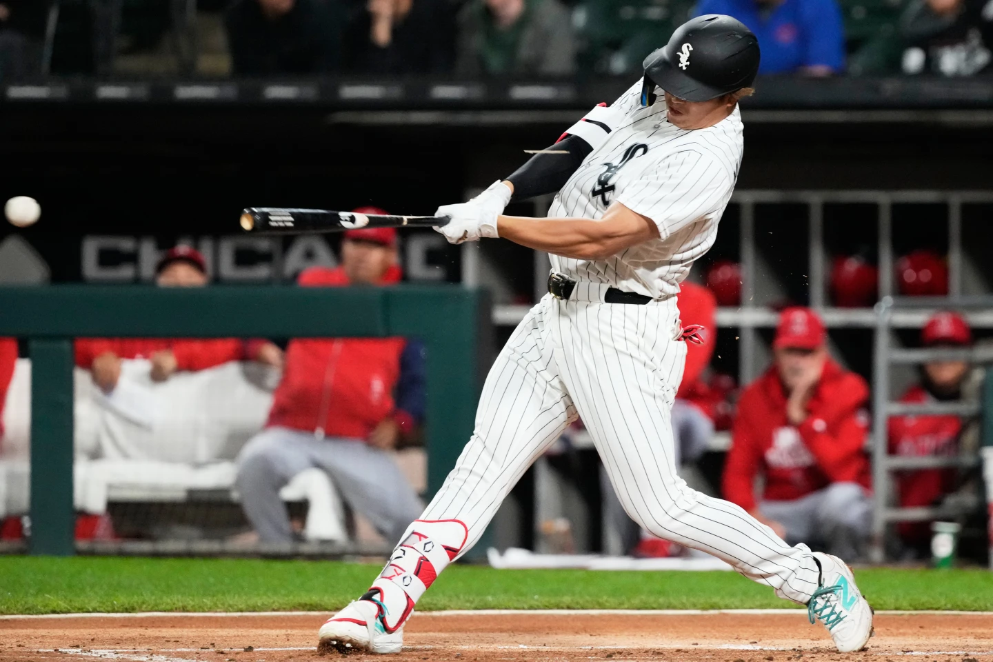 Murakami conecta otro jonrón y los White Sox superan a los Angels para una victoria por 8-7 en un partido retrasado por la lluvia.