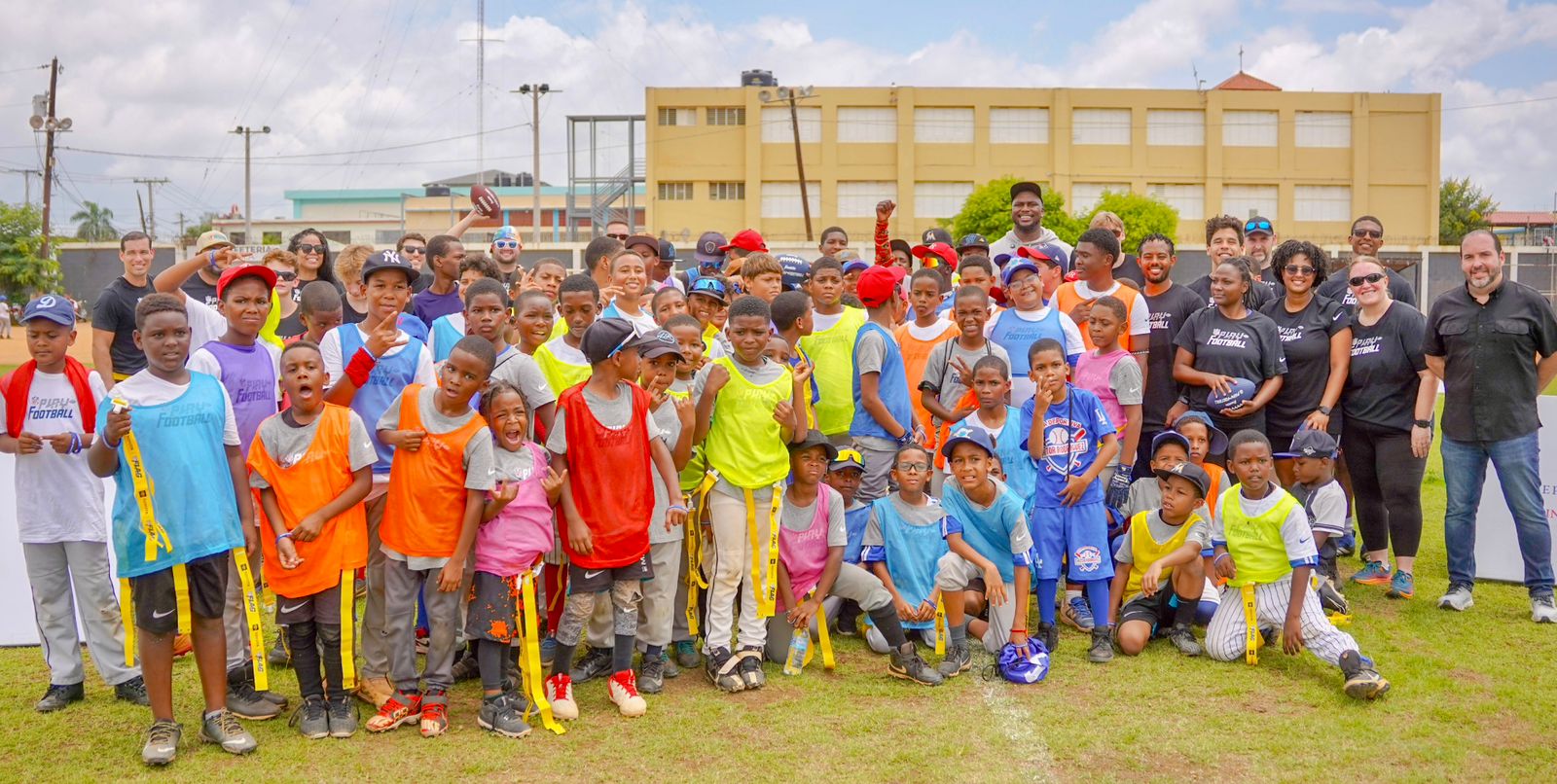 INEFI y la NFL hacen historia: Byron Matos lidera clínica de Flag Football para cientos de estudiantes dominicanos