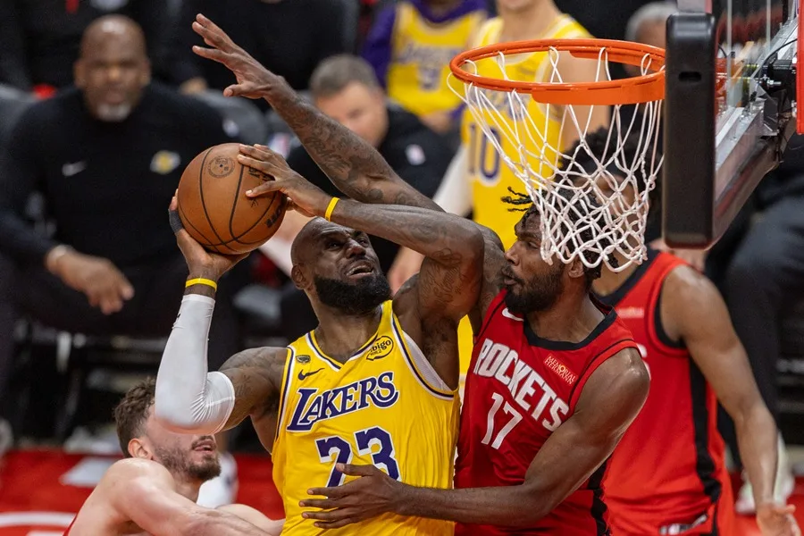 108-112. LeBron lidera la remontada de los Lakers y frente a los Rockets en el juego 3