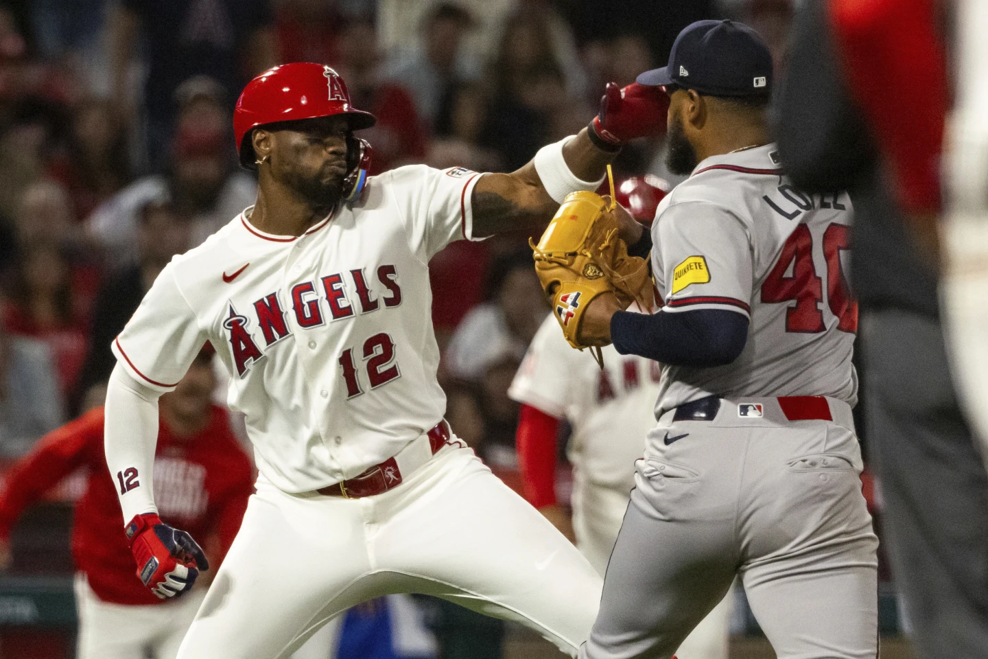 Se desata una pelea entre el lanzador de los Bravos, Reynaldo López, y el bateador de los Angels, Jorge Soler.