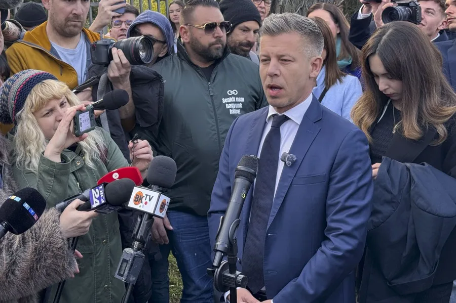 ¿Quién es Péter Magyar, el conservador que logró destronar a Viktor Orbán en Hungría?