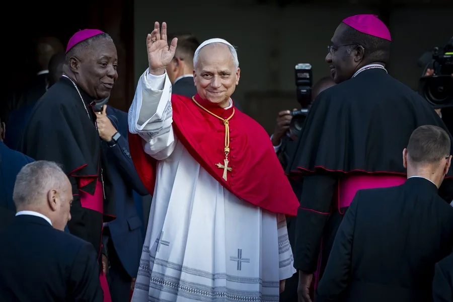 El papa pide en Angola a la Iglesia que huya de los privilegios y no se aleje del pueblo