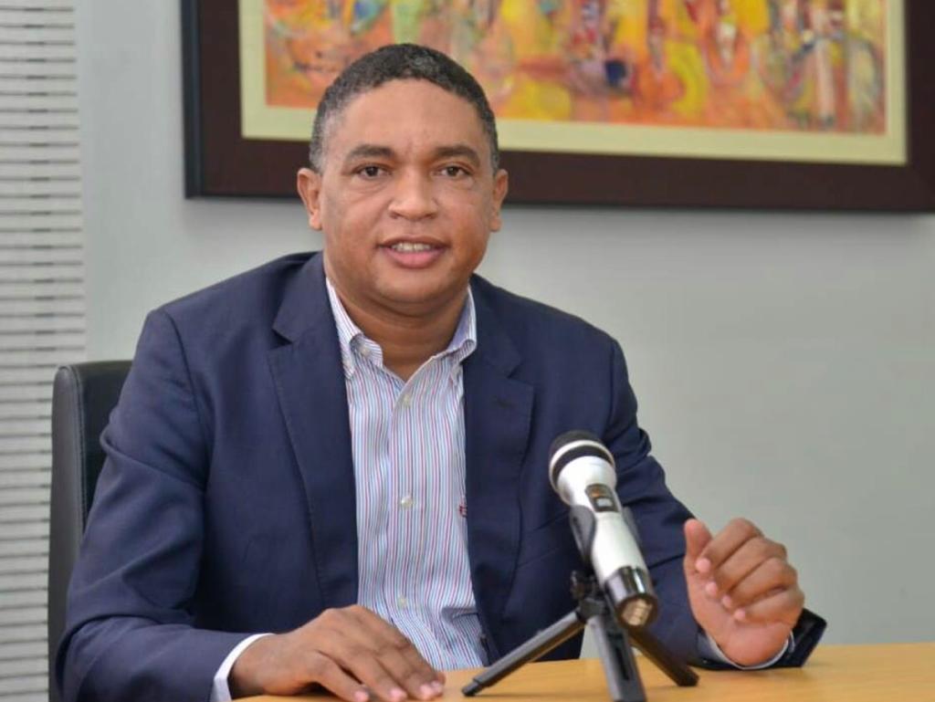 Exsenador Iván Lorenzo pide al Gobierno recortar gastos antes de exigir sacrificios