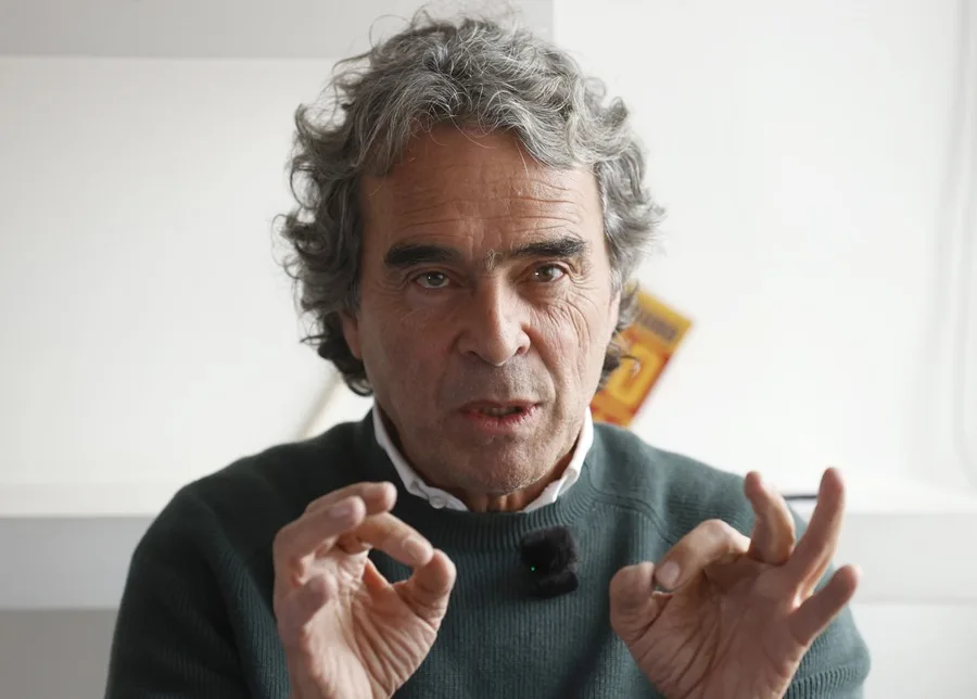 El candidato a la presidencia de Colombia Sergio Fajardo: «la paz total se ha convertido en un caos total»