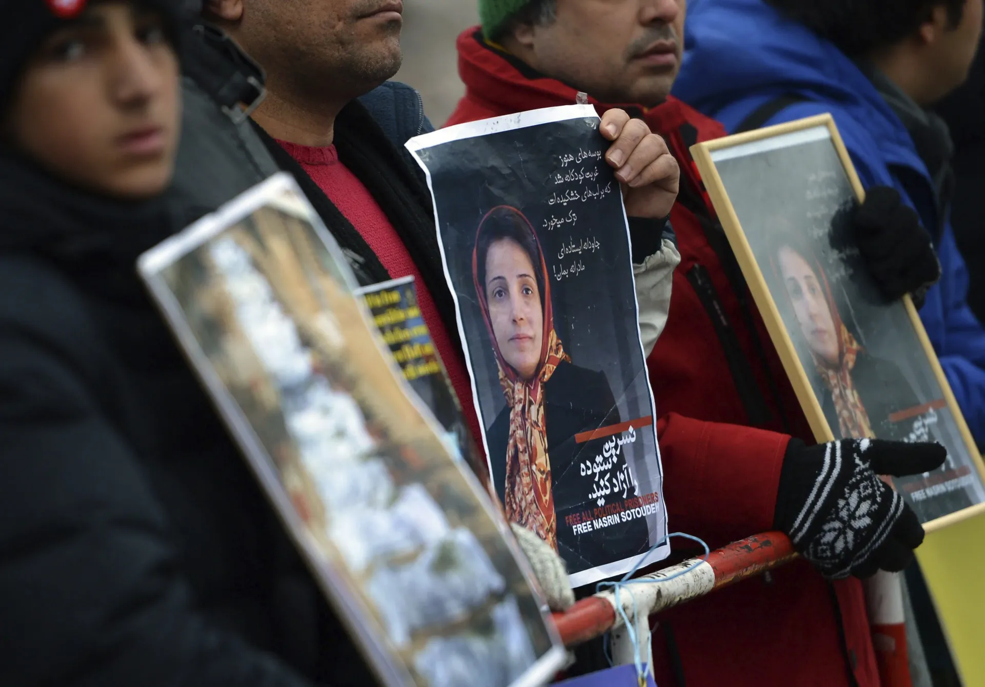 Irán detiene a la activista Nasrin Sotudeh, según denuncia su familia