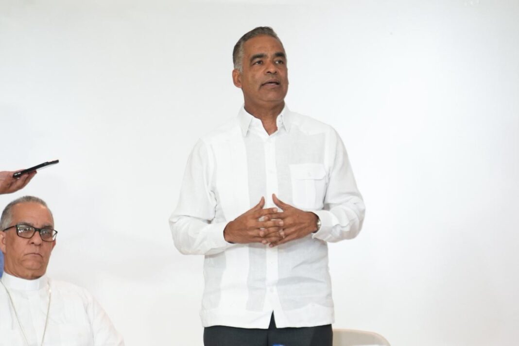 Joel Santos reitera ante comunitarios que no planean explotar la Cordillera Septentrional Joel Santos reitera ante comunitarios que no planean explotar la Cordillera Septentrional