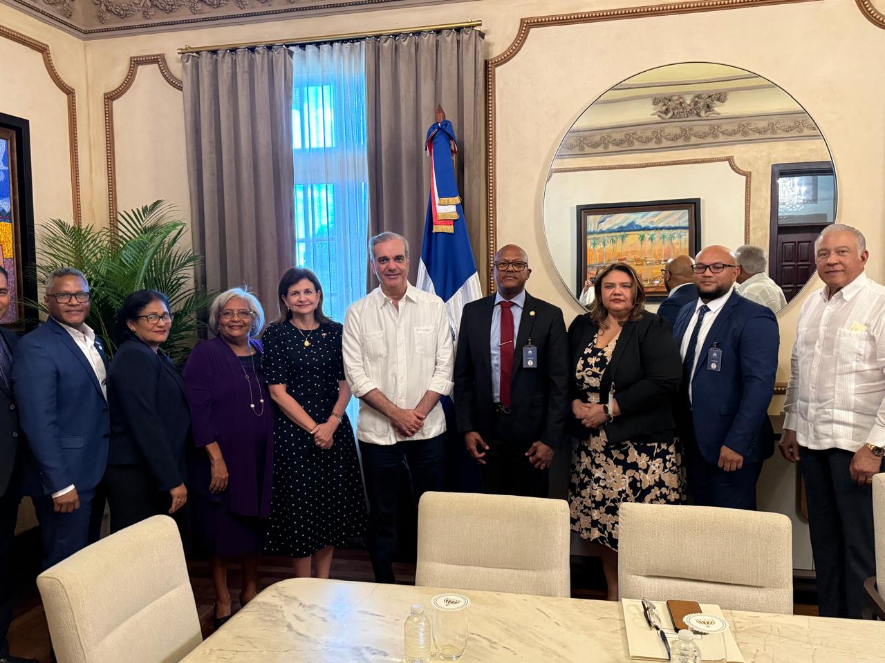 Presidente Abinader se reúne con la directiva del Colegio Médico Dominicano (CMD)