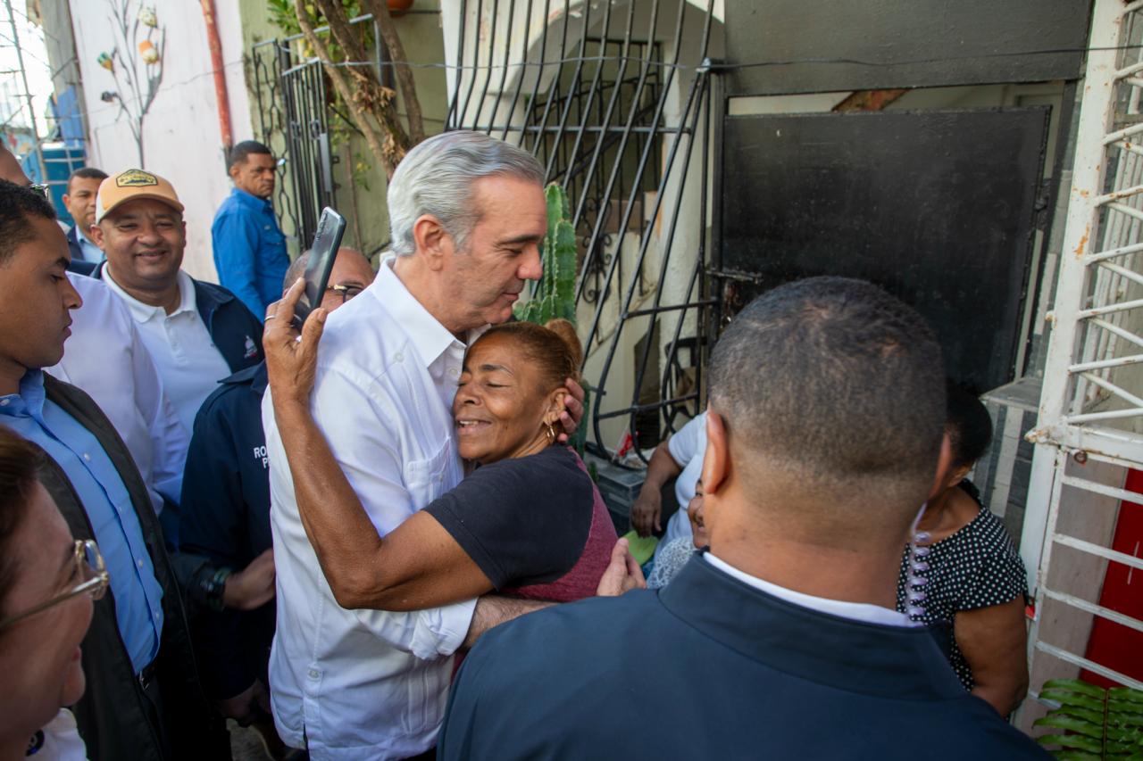 Presidente Abinader recorre zonas vulnerables por lluvias y ordena solución definitiva a laguna en Los Platanitos Presidente Abinader recorre zonas vulnerables por lluvias y ordena solución definitiva a laguna en Los Platanitos