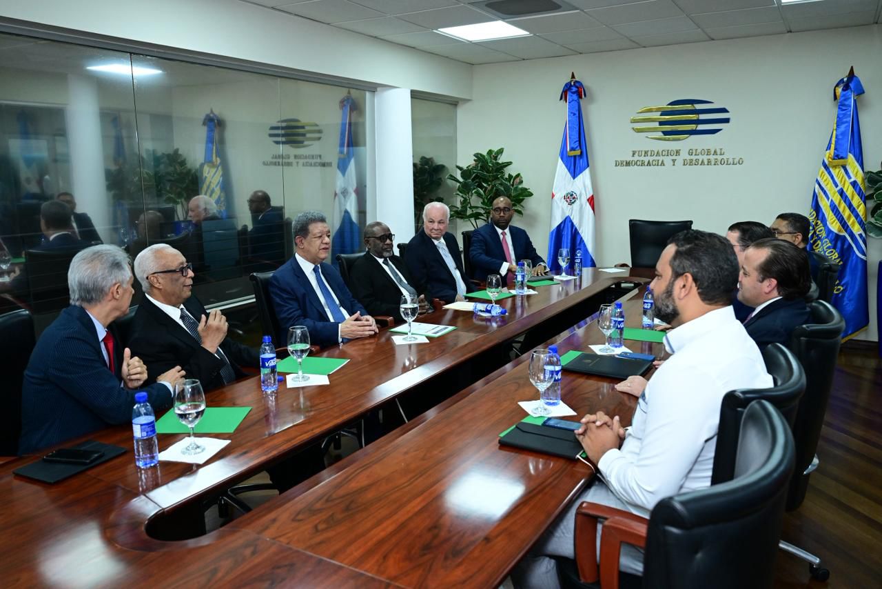 Leonel Fernández recibe comisión del Gobierno dominicano Leonel Fernández recibe comisión del Gobierno dominicano