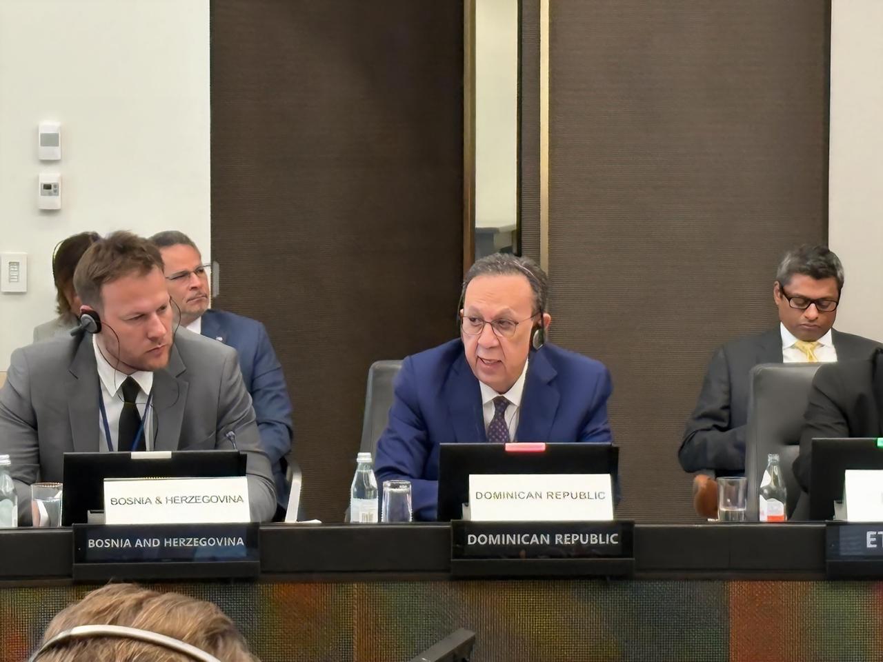 Valdez Albizu participa en la mesa redonda de alto nivel sobre fraude digital en los servicios financieros