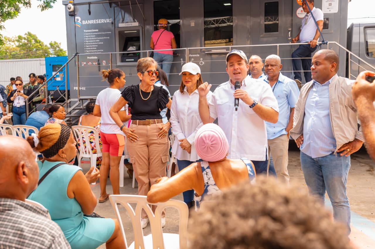Paliza encabeza entrega de enseres, alimentos y Bono de Emergencia en Villa Montellano