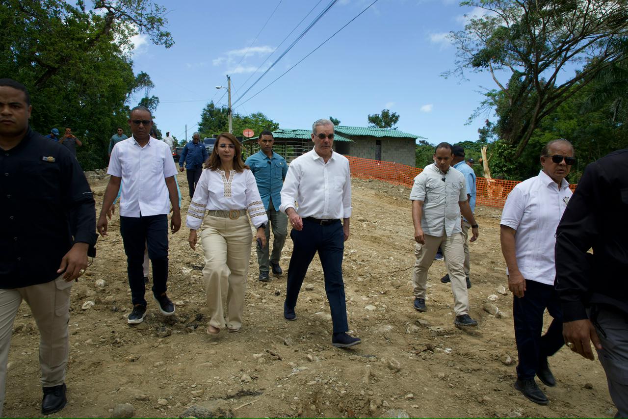 Presidente Abinader anuncia construcción de 112 apartamentos para afectados por las lluvias en Villa Montellano, Puerto Plata