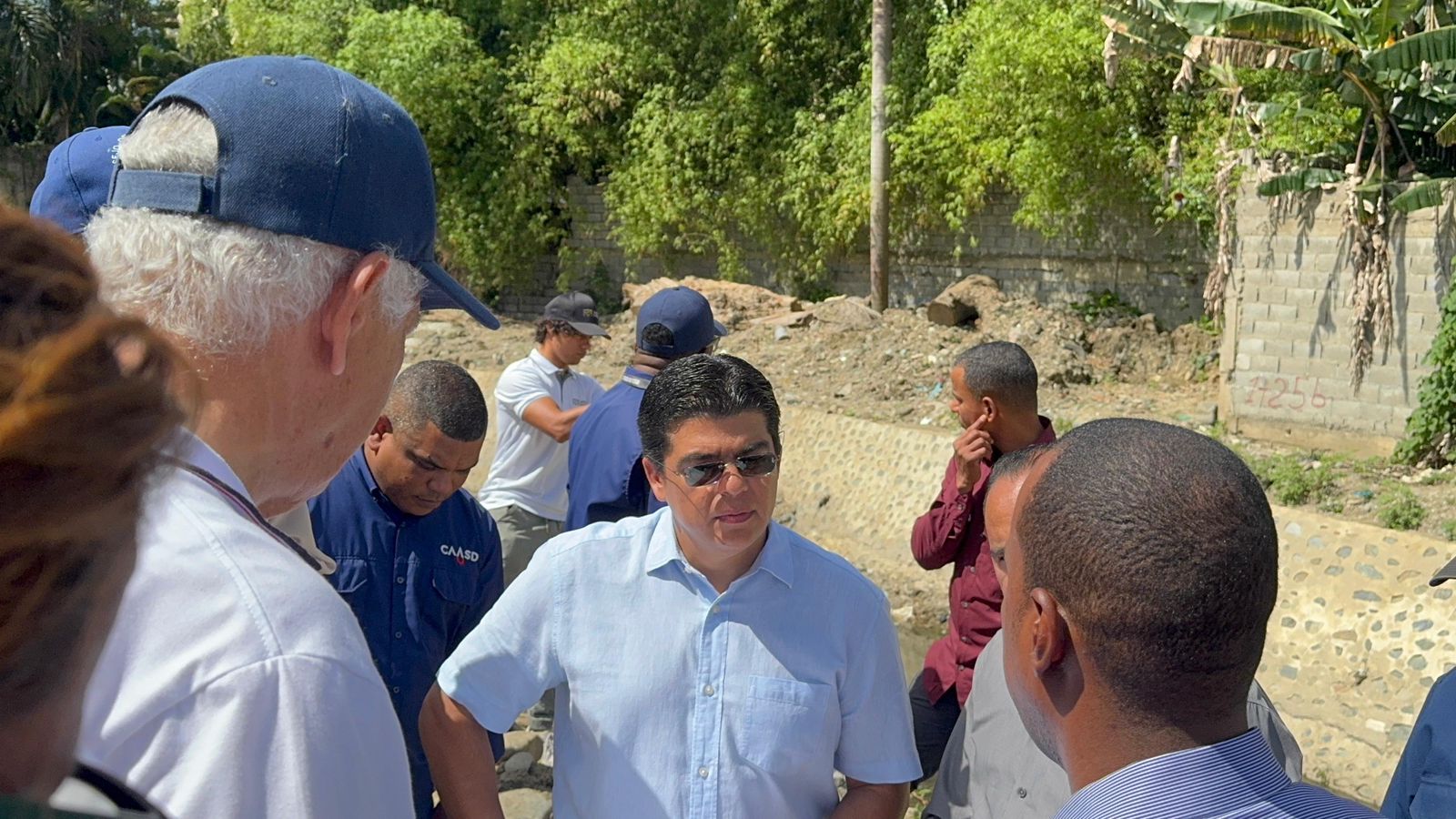 Fellito Suberví inspecciona trabajos en cañadas Guajimía y Los Girasoles