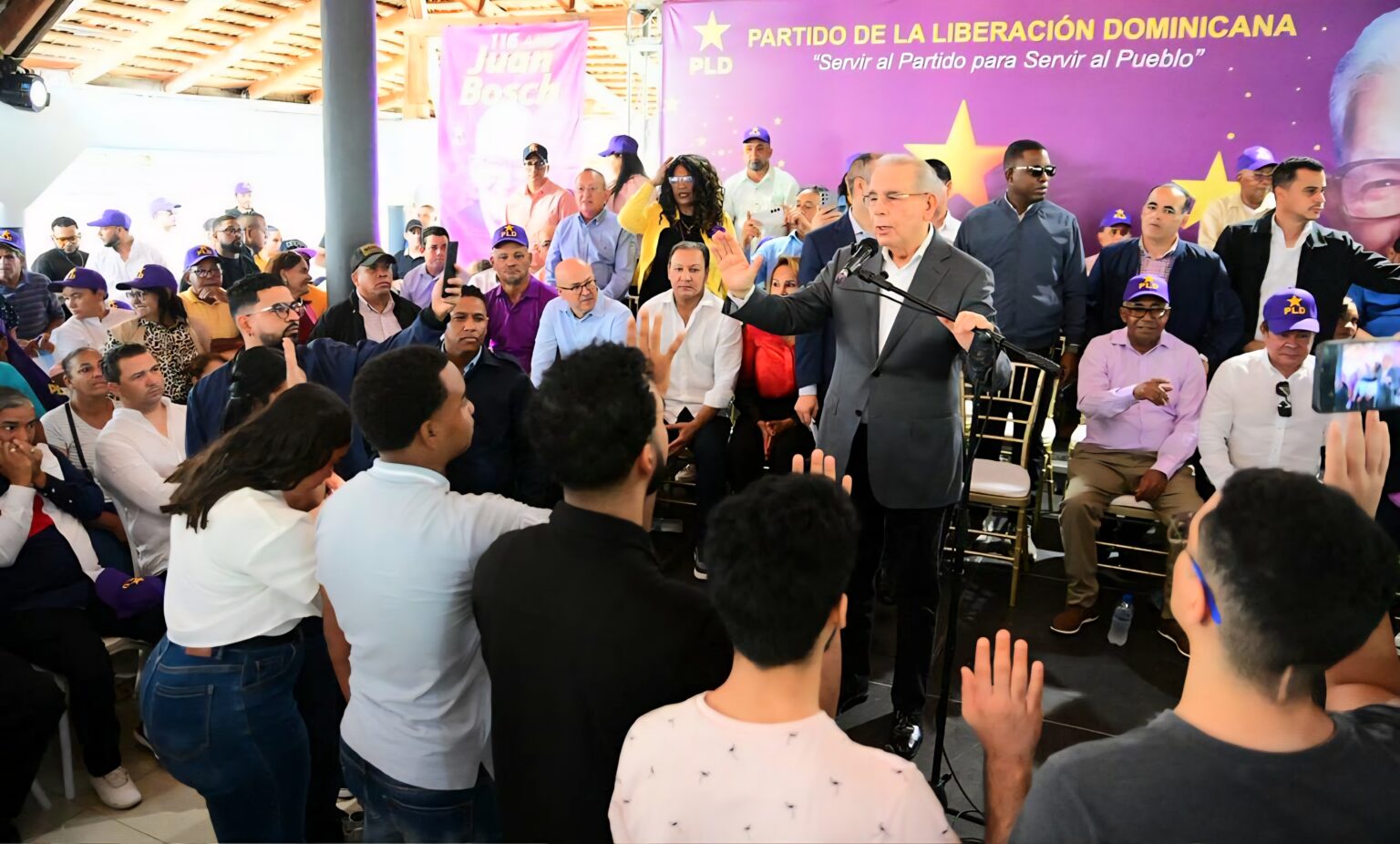 Danilo Medina advierte falta de plan ante crisis internacional y cuestiona manejo del gasto público