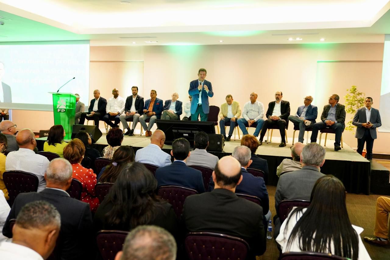 Leonel Fernández encabeza sesiones de trabajo de la Dirección Central de FP en el Este y el Gran Santo Domingo