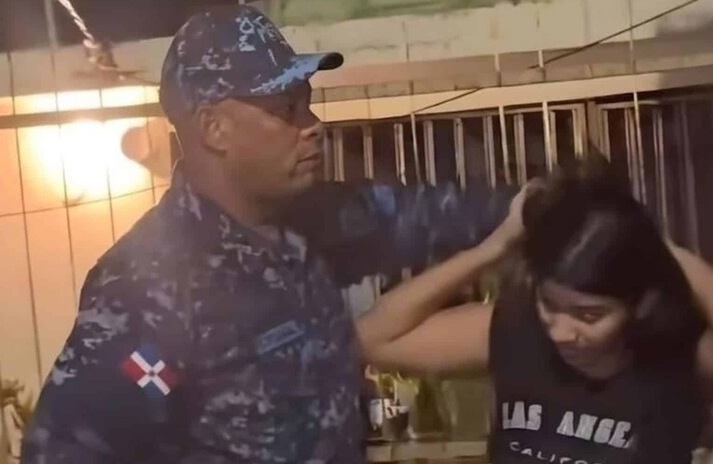 Dictan 3 meses de prisión preventiva para coronel captado en video agrediendo a una joven en Santo Domingo Este