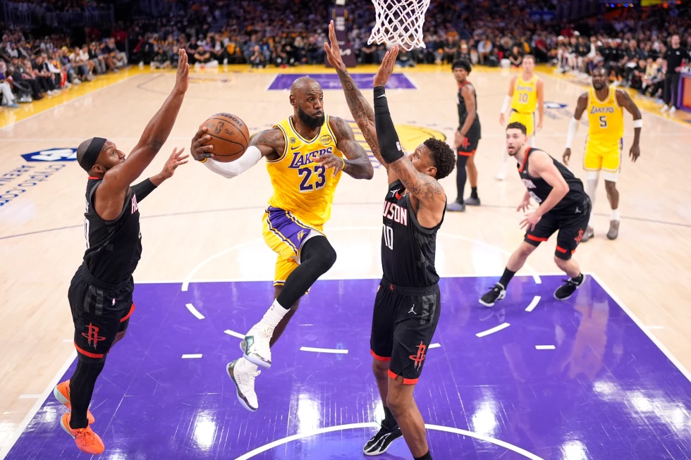 Kennard anota 27 puntos y LeBron lidera a los Lakers a una sorprendente victoria por 107-98 sobre los Rockets en el primer partido de los playoffs.