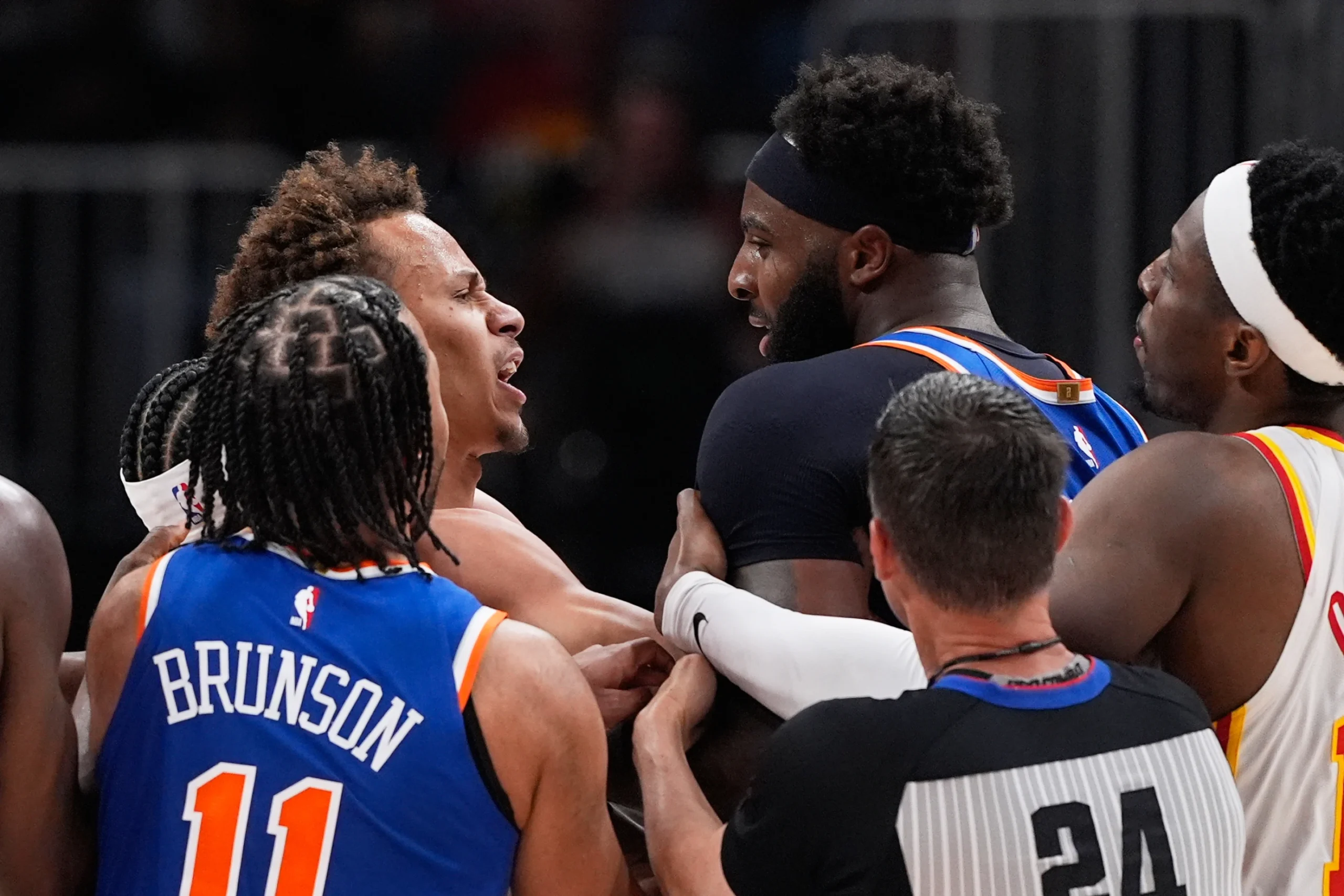 Pelea provoca expulsiones y los New York Knicks imponen récord histórico ante los Atlanta Hawks en playoffs de la NBA
