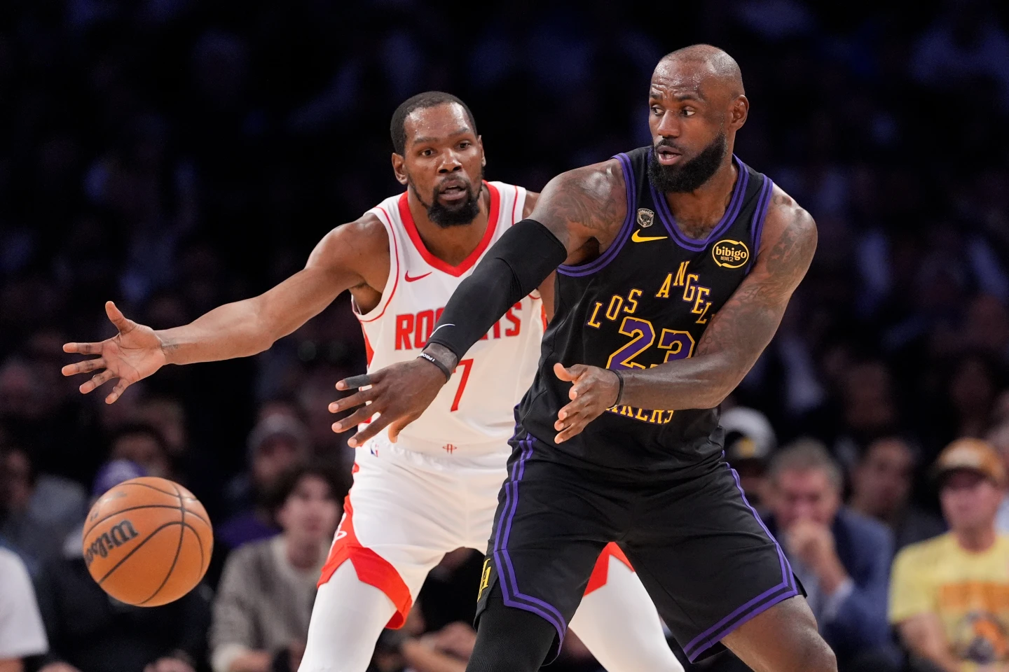 LeBron anota 28 puntos y lidera a los Lakers, con un jugador menos, a la victoria sobre los Rockets de Durant por 101-94, para ponerse 2-0 arriba en la serie.
