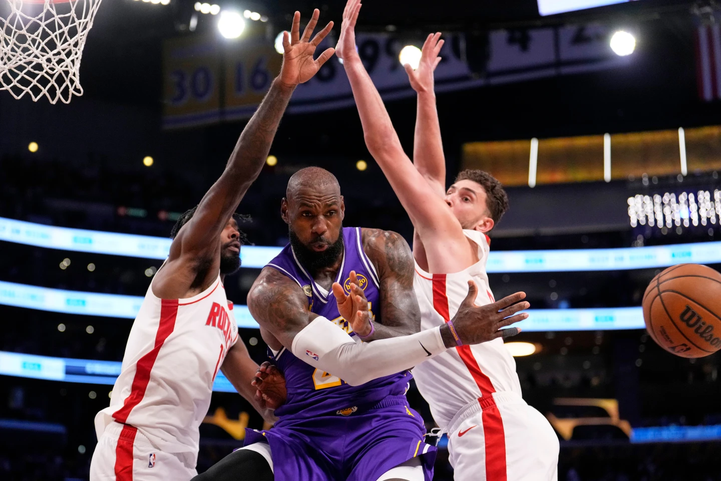 Los Rockets vencieron a los Lakers 99-93 en el quinto partido, evitando la eliminación de los playoffs por segundo partido consecutivo.