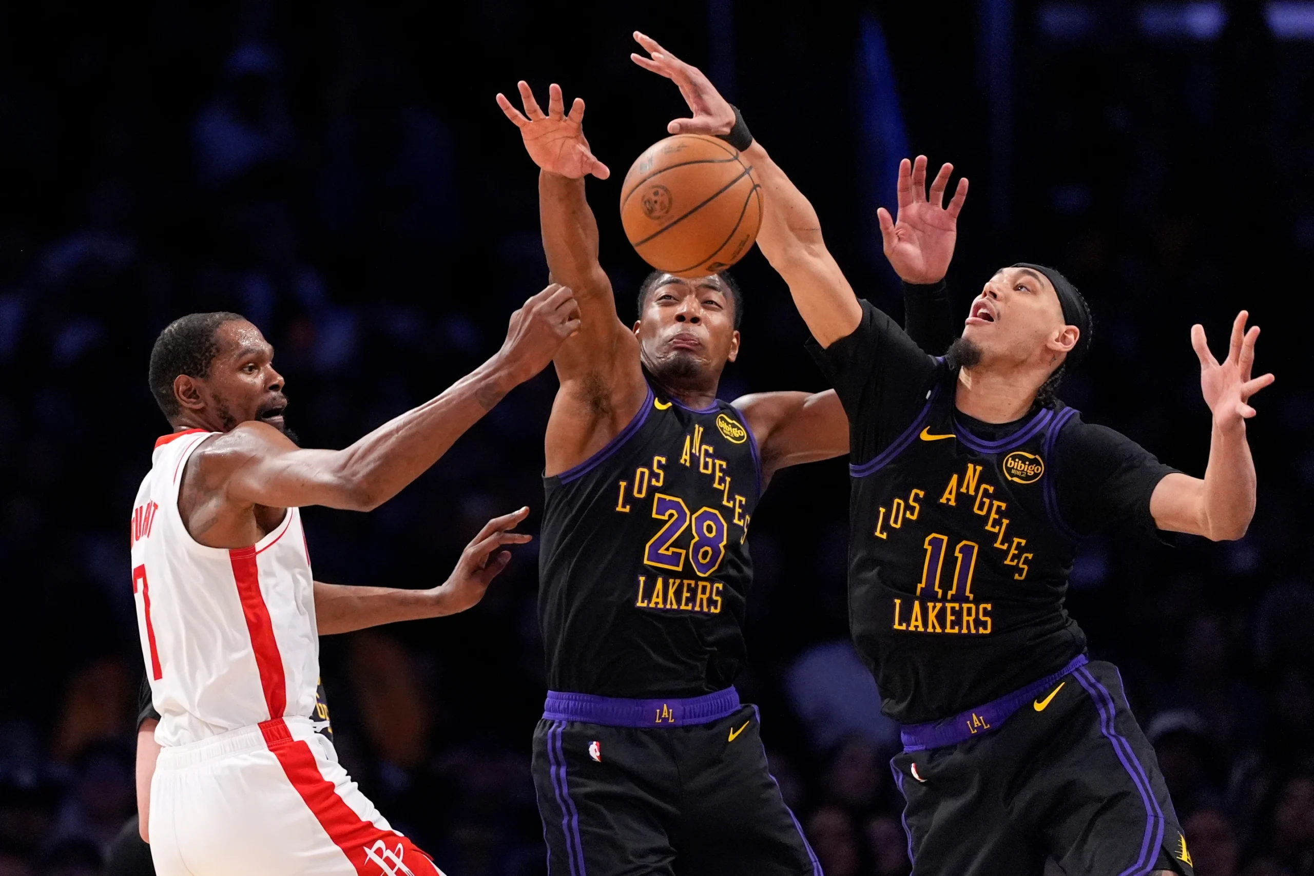 Kevin Durant vuelve a estar en el banquillo mientras los Rockets se enfrentan a la eliminación de cara al cuarto partido contra los Lakers.