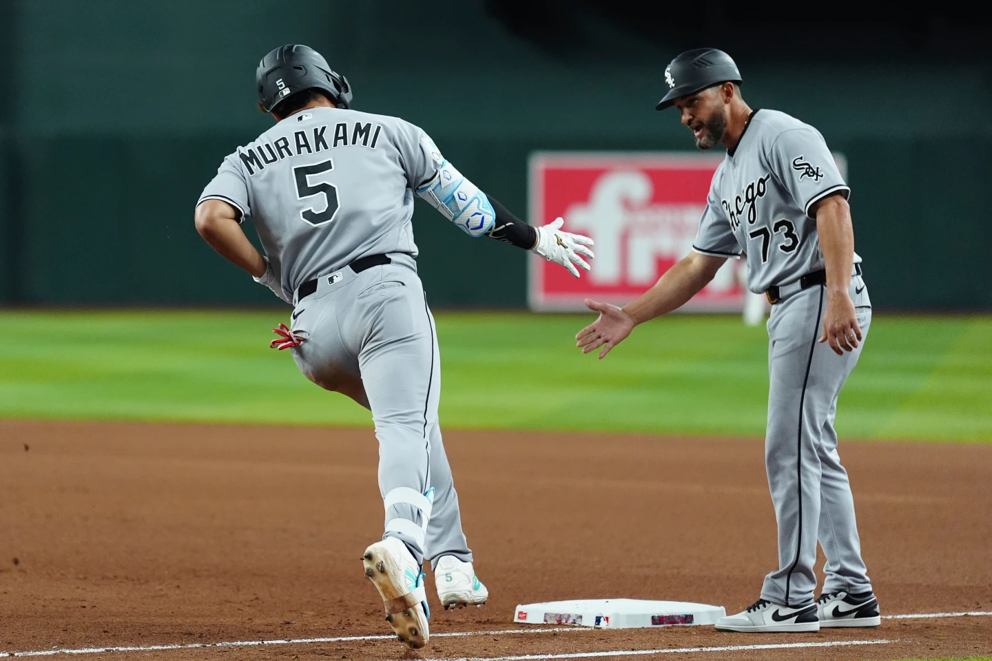 El novato de los White Sox, Munetaka Murakami, iguala el récord de novatos de la MLB con un jonrón en su quinto juego consecutivo.