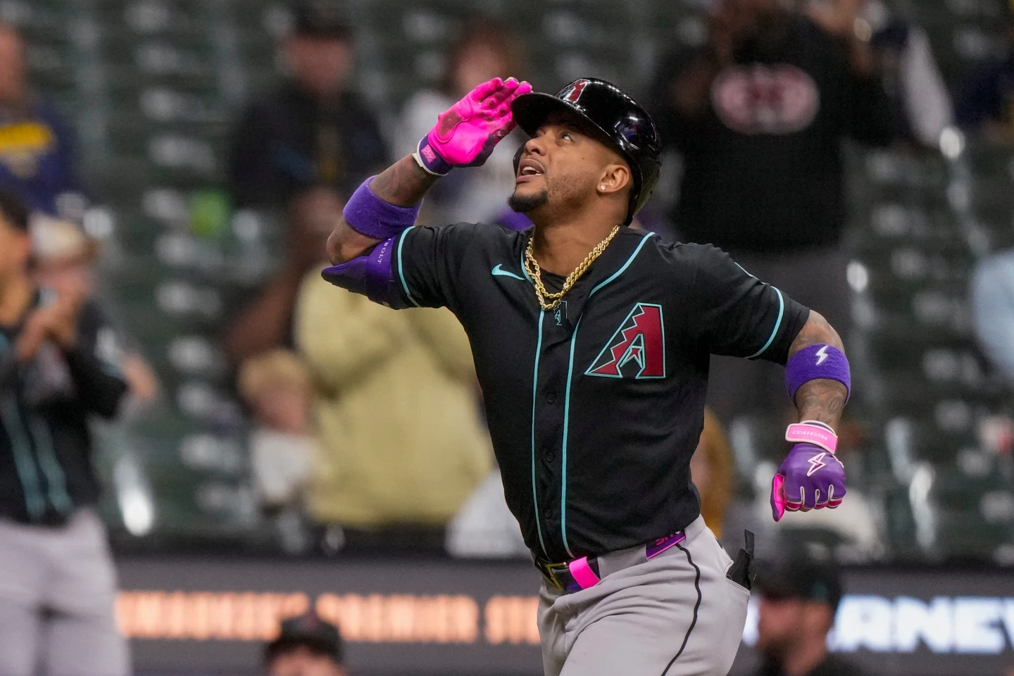 Los Diamondbacks conectaron 4 jonrones y Vargas extendió su racha de hits en la victoria por 6-2 sobre los Cerveceros de Milwaukee