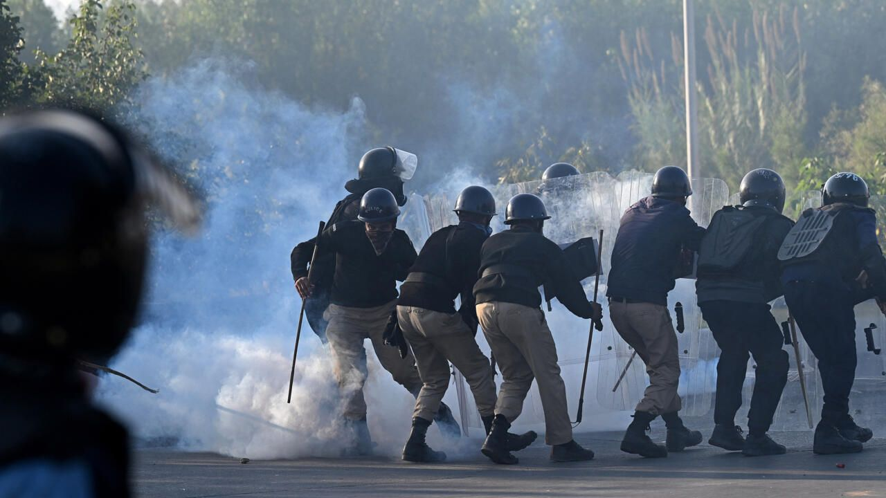 Estallan protestas en Pakistán por aumento de más del 40% en los precios del petróleo