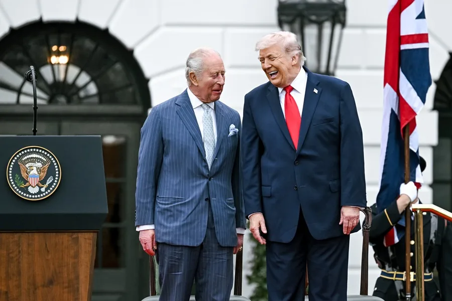 La Casa Blanca publica una foto de Trump y Carlos III con el mensaje «dos reyes»