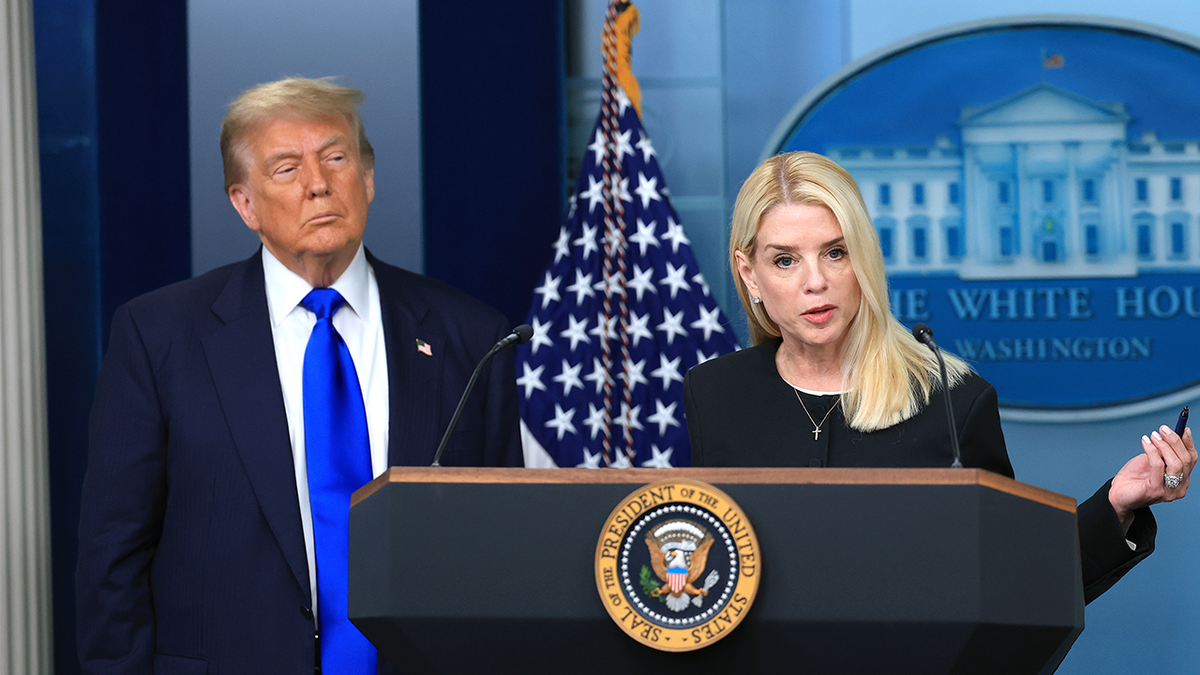 Trump destituye a la fiscal general, Pam Bondi