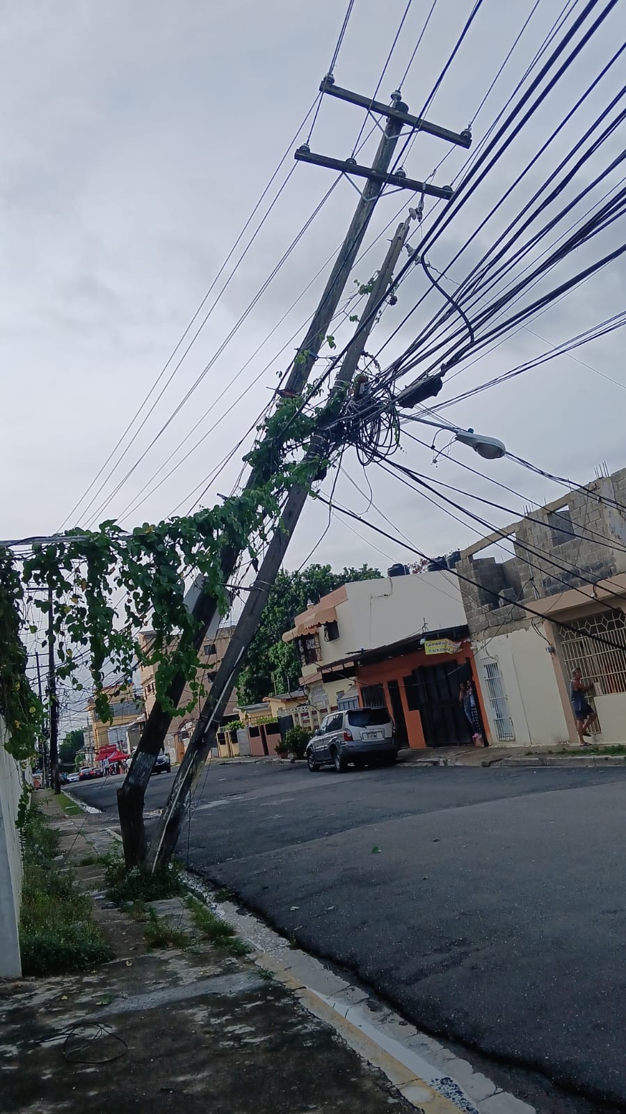 Edeeste informa sobre avería provocada por impacto de vehículo en poste de tendido eléctrico en los circuitos INVI04 y RCL San Insidro