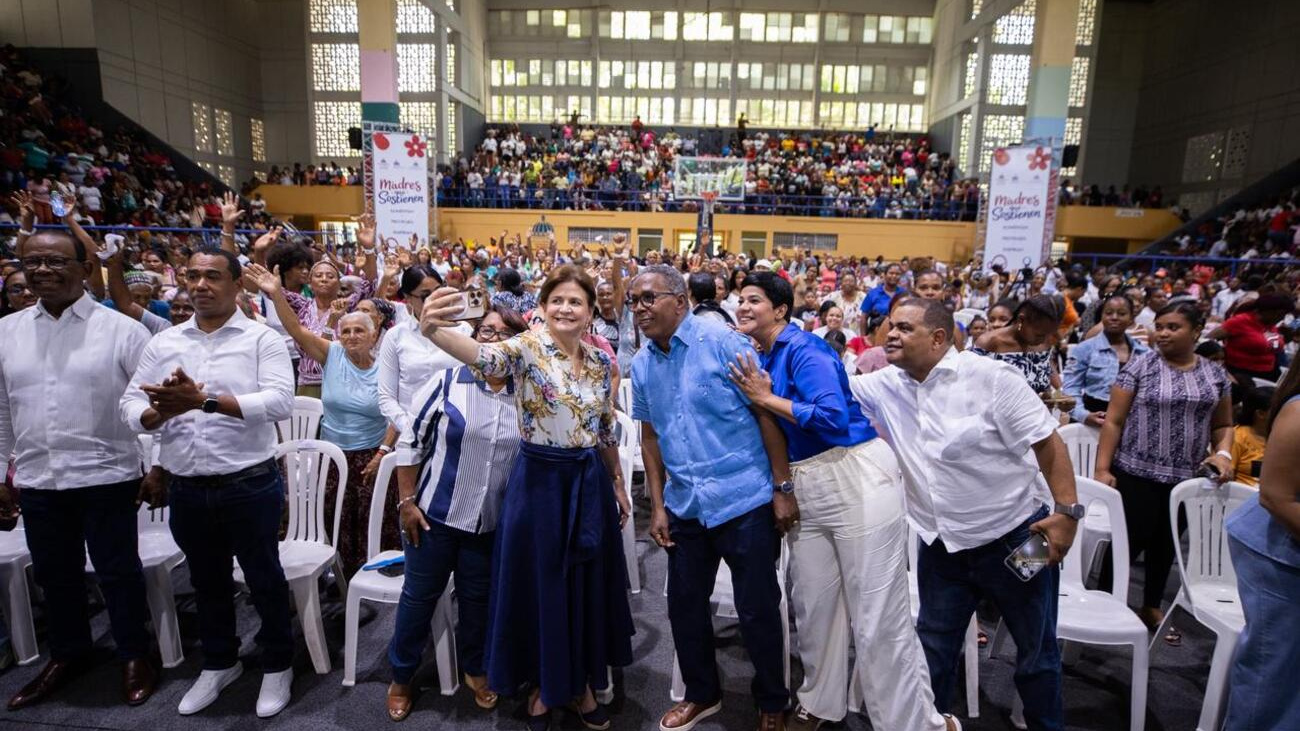 Vicepresidenta Raquel Peña comparte con miles de madres en Barahona durante jornada “Madres que Sostienen”