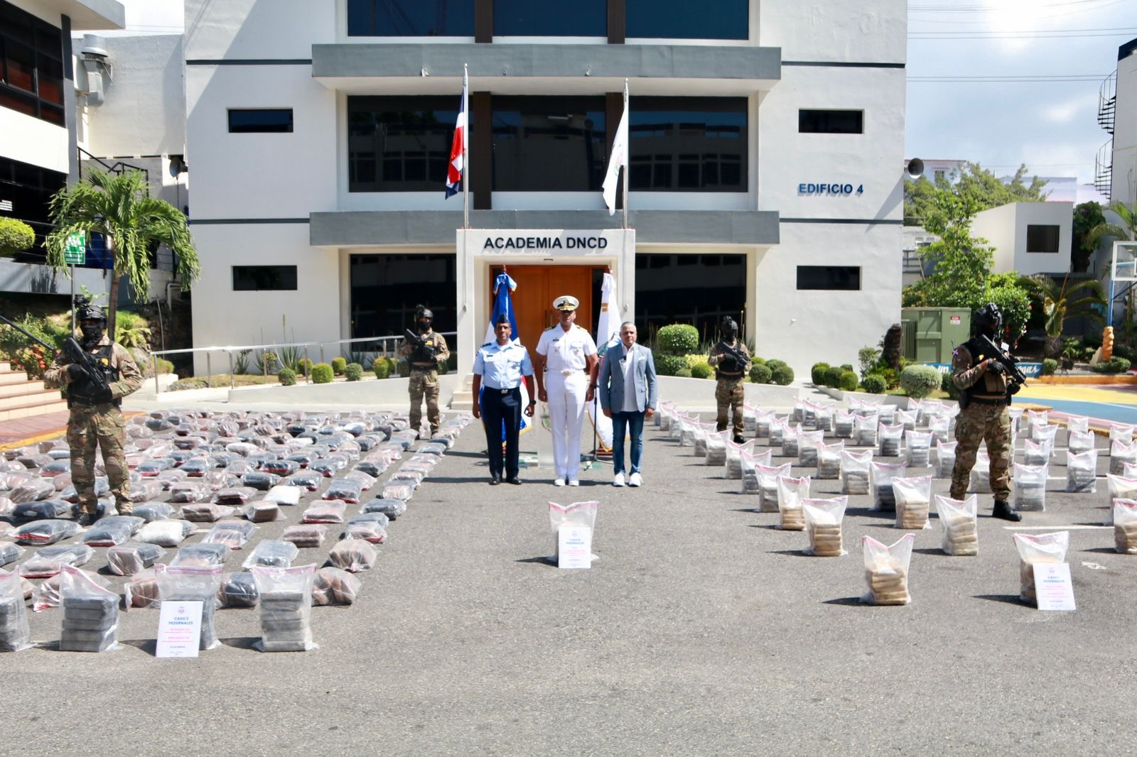 Autoridades incautan 1,295 paquetes de presunta droga en operativos simultáneos en Pedernales