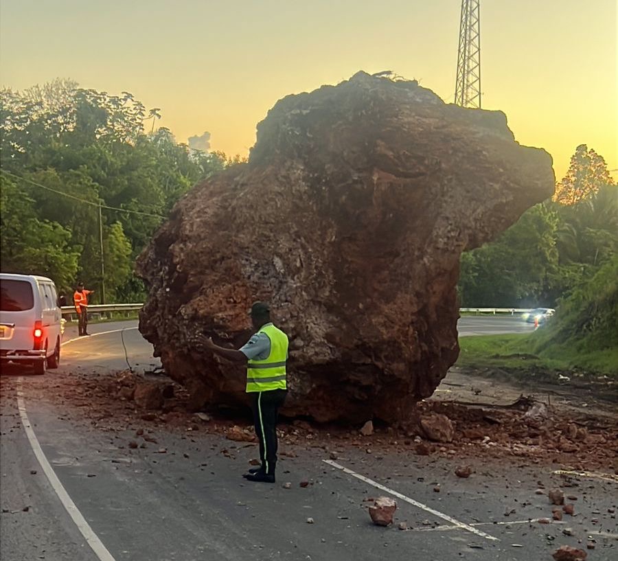 DIGESETT informa sobre desprendimiento de roca en la Autopista del Nordeste