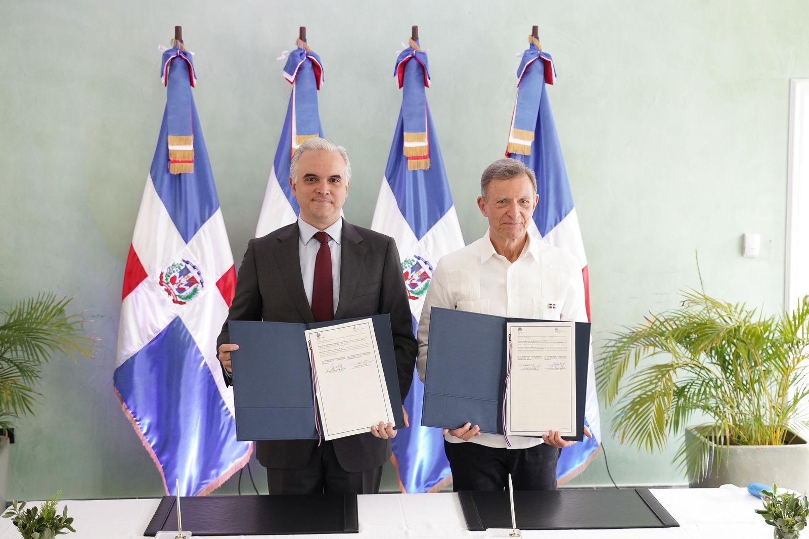 Ministerios de Educación y de Relaciones Exteriores firman acuerdo para facilitar Pruebas Nacionales a jóvenes que terminaron su bachillerato y residen en el extranjero Ministerios de Educación y de Relaciones Exteriores firman acuerdo para facilitar Pruebas Nacionales a jóvenes que terminaron su bachillerato y residen en el extranjero