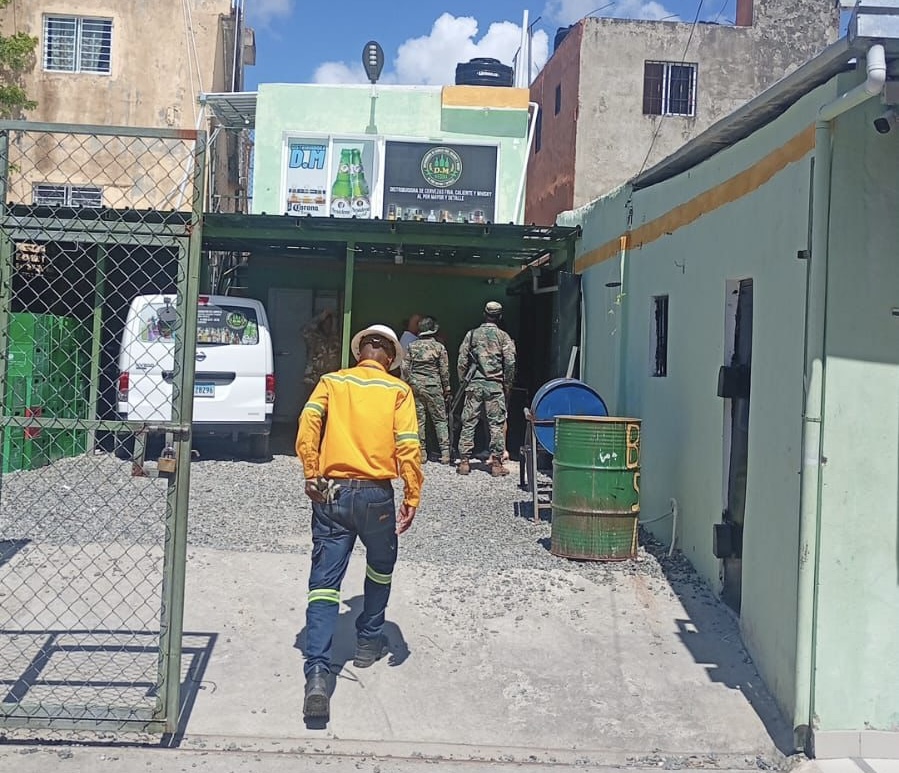 PGASE y EDEESTE intensifican operativos contra el fraude eléctrico y detectan conexión ilegal en comercio