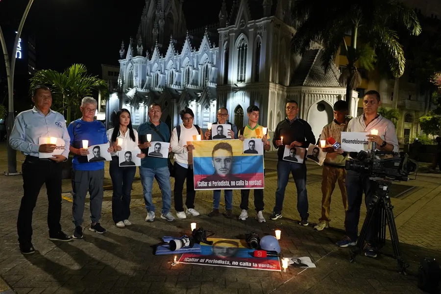Periodistas del suroeste de Colombia rechazan en una ‘velatón’ el asesinato de un reportero