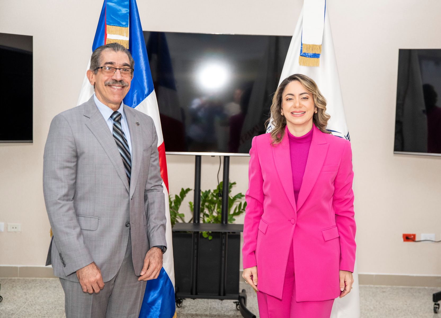 Asjana David conversa con ministra de la Mujer sobre iniciativas que implementará en la UASD