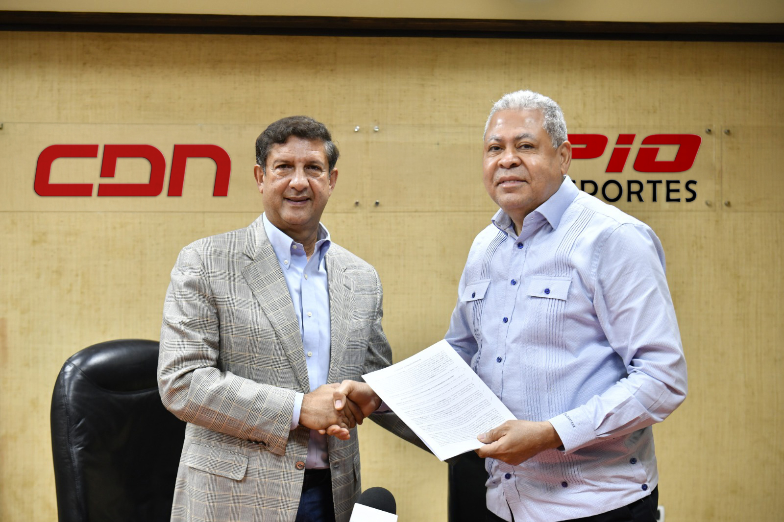 Manuel Estrella y José Pio Santana firman convenio para la transmisión oficial del Mundial 2026 en República Dominicana