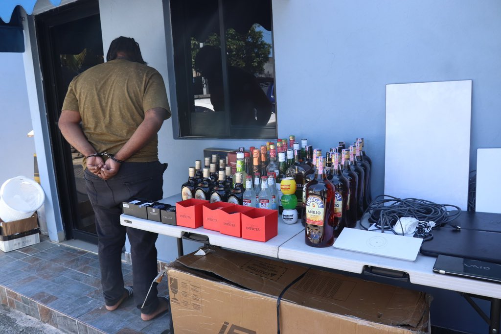 Policía Nacional y Ministerio Público apresan hombre acusado de estafa electrónica mediante internet satelital en SDO.
