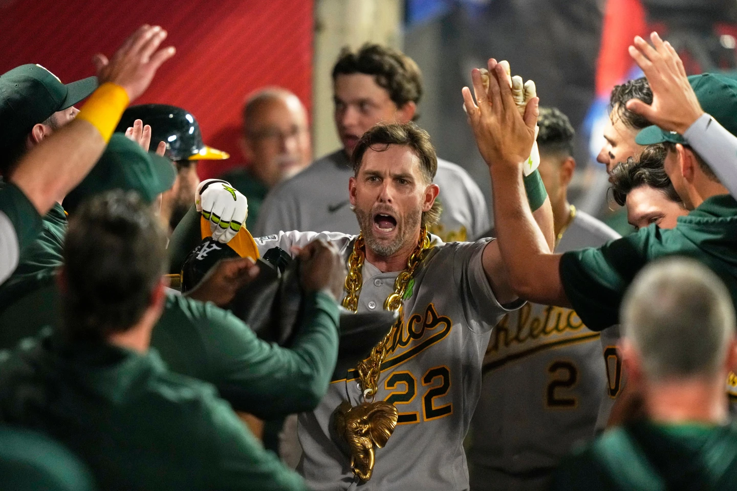 El jonrón de Jeff McNeil en la novena entrada y el sencillo de Tyler Soderstrom en la décima le dieron la victoria a los Atléticos por 6-5 sobre los Angelinos